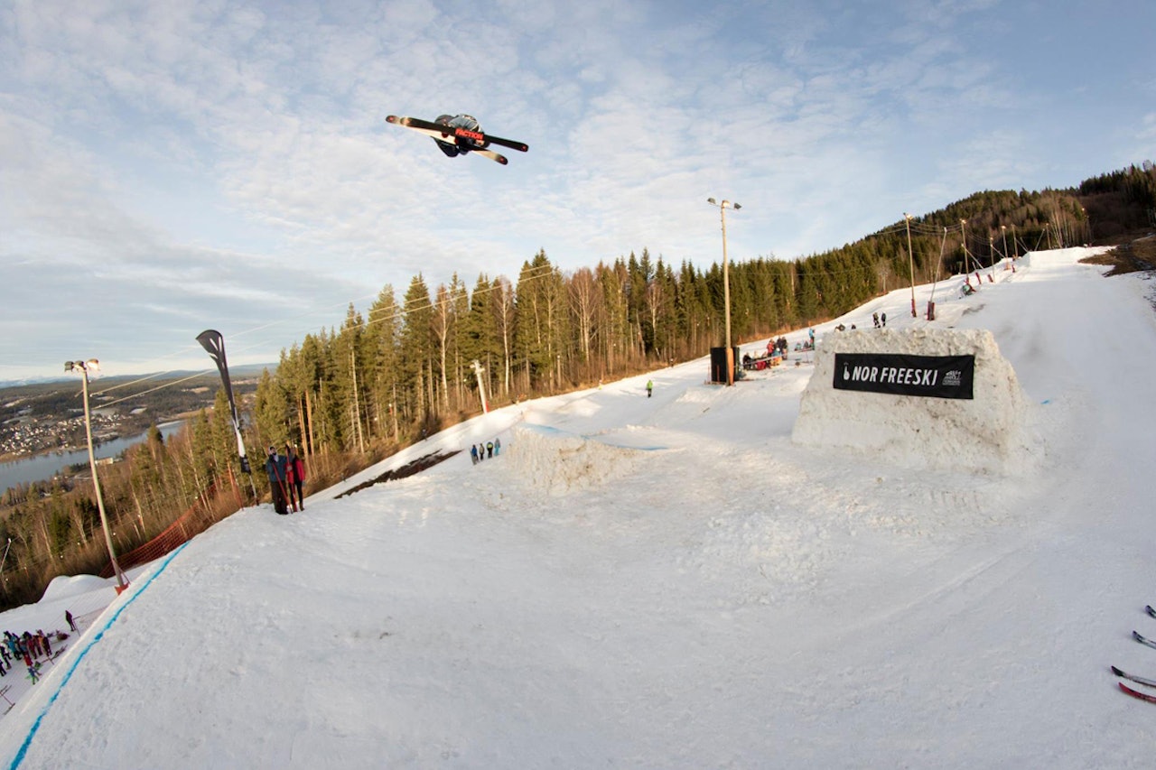 STOR BAKKE: Det er ikke første gang det ble hoppet stort med ski i Vikersund, men flytiden under helgens big air i Modum skisenter ble stor selv til Vikersund å være. Foto: Nor Freeski STOR BAKKE: Det er ikke første gang det ble hoppet stort med ski i Vikersund, men flytiden under helgens big air i Modum skisenter ble stor selv til Vikersund å være. Foto: Nor Freeski