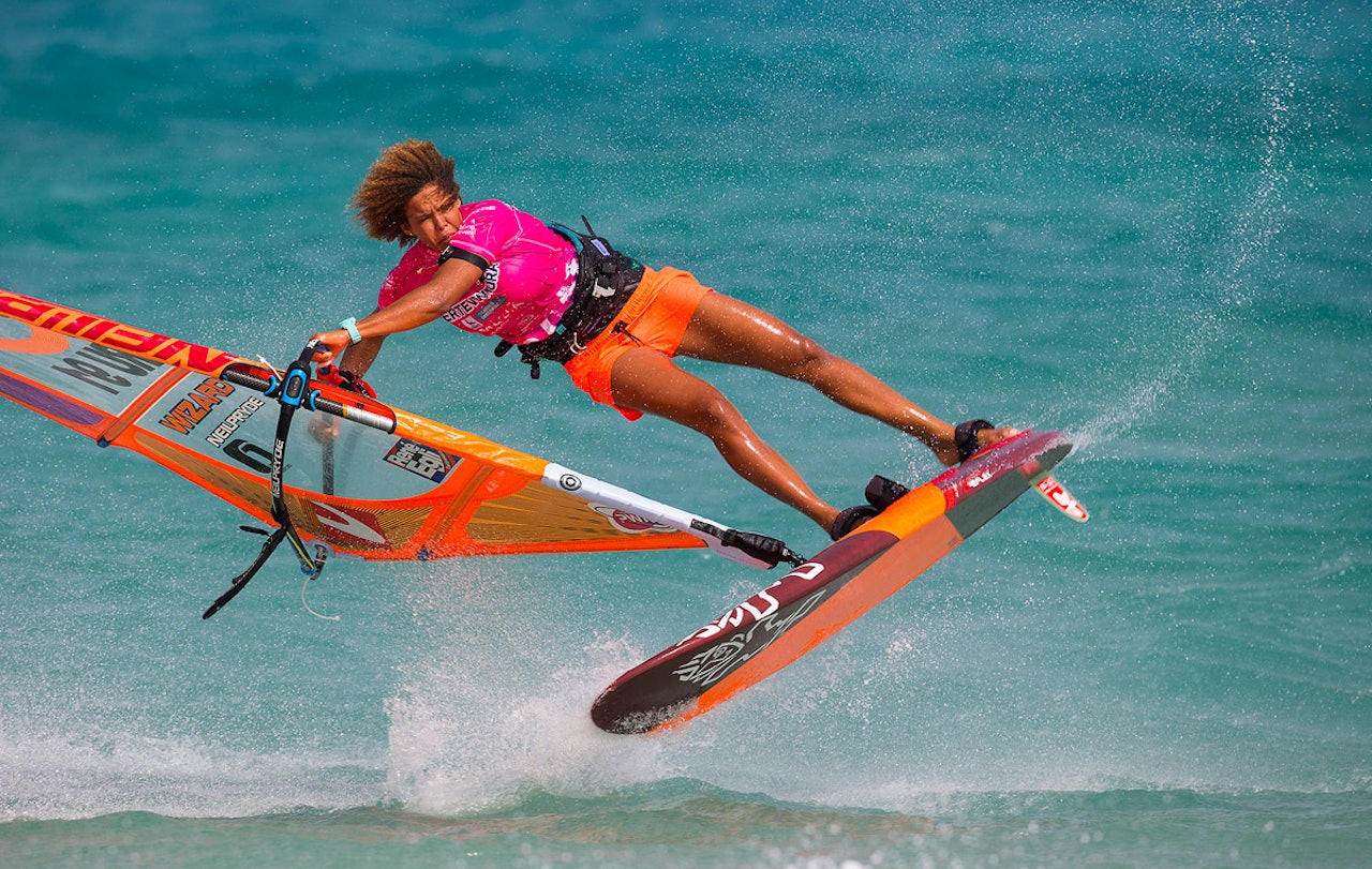 SUPERSTJERNE: Karibiske Sarah Offringa er tretten ganger verdensmester i brettseiling, og hun kommer til Norge i september. SUPERSTJERNE: Karibiske Sarah Offringa er tretten ganger verdensmester i brettseiling, og hun kommer til Norge i september.