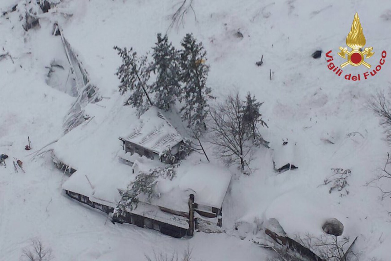 SKRED: Det var ved dette hotellet skredet gikk. Hotellet skal ha blitt flyttet ti meter. Foto: Vigili del Fuoco SKRED: Det var ved dette hotellet skredet gikk. Hotellet skal ha blitt flyttet ti meter. Foto: Vigili del Fuoco