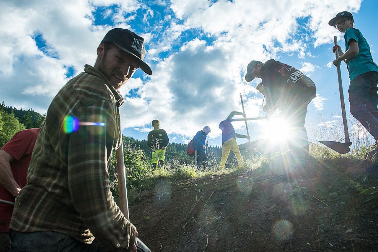 DUGNAD: Magnus Tveito i dugnadsarbeidet. Foto: Vegard Breie