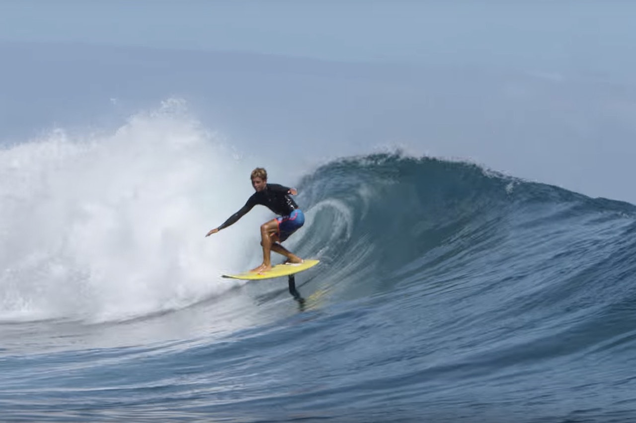 SURFER: Se hvordan Kai Lenny surfer på en helt ny måte. Foto: Skjermdump