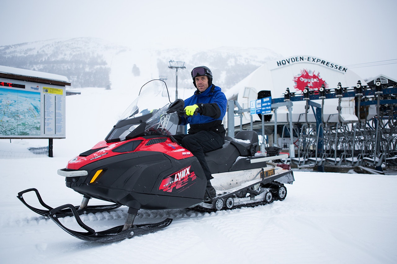 SNØMANGEL ER ÅRSAKEN: Heisfører og snølegger i Hovden i Oppdal, Lars Vognild, utelukker at det er noe annet enn snømangel som holder skiheisen stengt. Foto: Tore Meirik SNØMANGEL ER ÅRSAKEN: Heisfører og snølegger i Hovden i Oppdal, Lars Vognild, utelukker at det er noe annet enn snømangel som holder skiheisen stengt. Foto: Tore Meirik