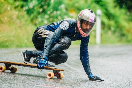 TØFFE FORHOLD: Tidvis regn og variert vær satte ingen kjepper i skateboardhjula på Skjervet. Ali Nas holder fokus. Foto: Bård Basberg