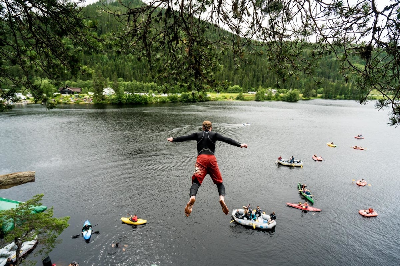 LOKST UTØVE: Å kaste seg utfor på dette viset kalles visst å gå lokst utøve på vossamål. Det kan man forstå. Foto: Bård Basberg LOKST UTØVE: Å kaste seg utfor på dette viset kalles visst å gå lokst utøve på vossamål. Det kan man forstå. Foto: Bård Basberg