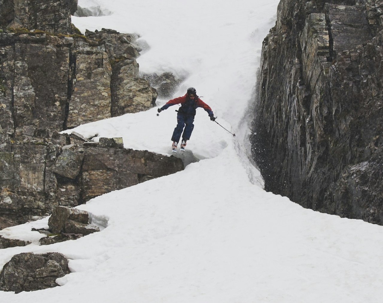 SOMMER: Ville Aarseth i aksjon på sommersnø i Røldal. SOMMER: Ville Aarseth i aksjon på sommersnø i Røldal.
