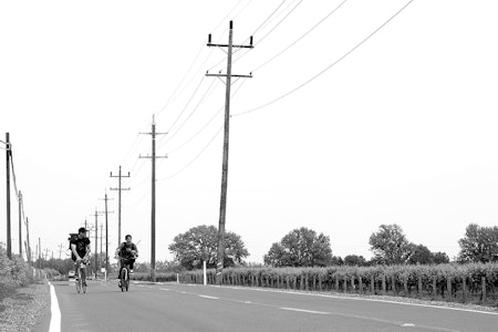 ￼John Cardiel (t.v.) og Emmanuel Guz- man sykler langs en vei i Sacramen- to Delta. Foto: mattsharkeyphoto