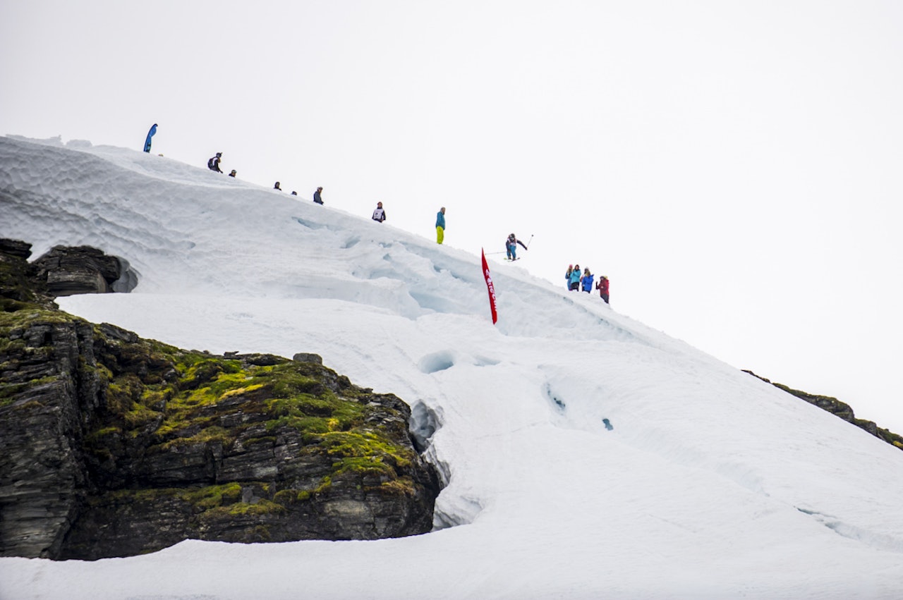 KREATIVITET: Med lite snø og få valgmuligheter måtte du være både kreativ og god på ski for å vinne i dag. Rookiene knuste Pro-gjengen på Vikafjellet, selv om rookie Sindre Holtet (bildet) kræsja etter en frisk start. Foto: Olav Standal Tangen KREATIVITET: Med lite snø og få valgmuligheter måtte du være både kreativ og god på ski for å vinne i dag. Rookiene knuste Pro-gjengen på Vikafjellet, selv om rookie Sindre Holtet (bildet) kræsja etter en frisk start. Foto: Olav Standal Tangen