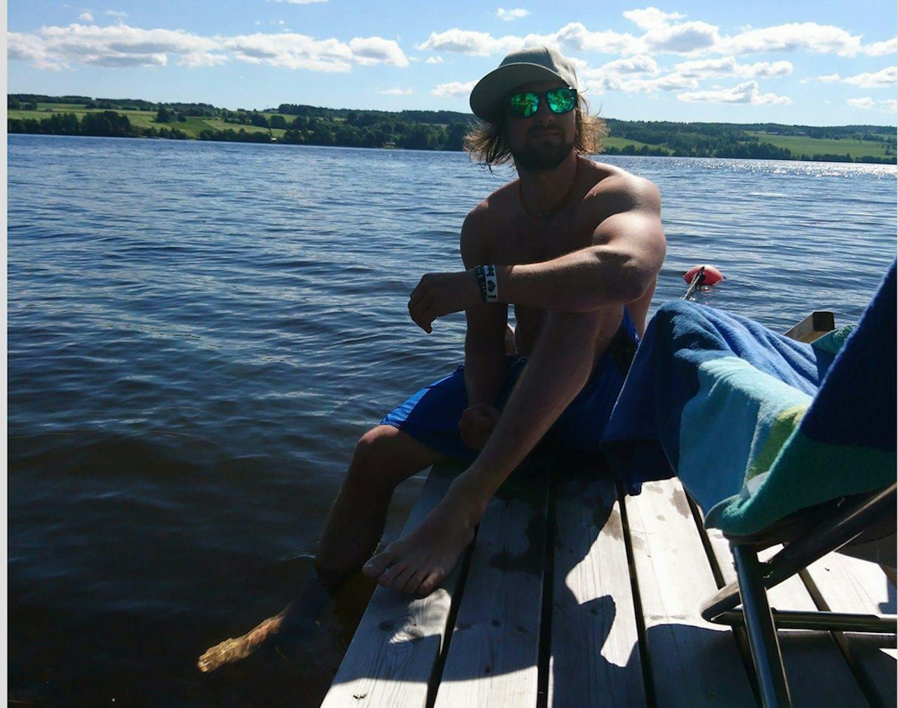 SOMMER-DENNIS: Dennis Risvoll slapper av ved vannet hjemme i Vågå. SOMMER-DENNIS: Dennis Risvoll slapper av ved vannet hjemme i Vågå.