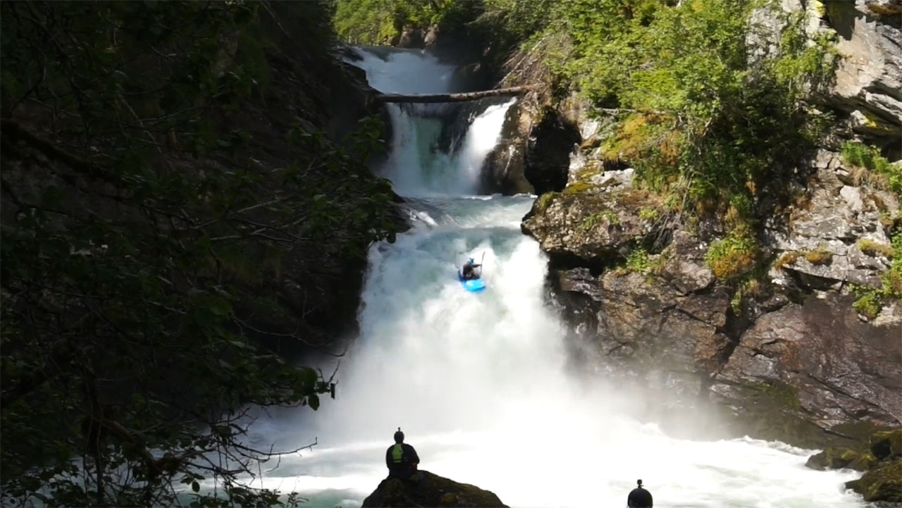 SPEKTAKULÆRT: Trippeldroppet i Sogndalselva er noe av det tøffeste du kan sette utfor i Norge. SPEKTAKULÆRT: Trippeldroppet i Sogndalselva er noe av det tøffeste du kan sette utfor i Norge.