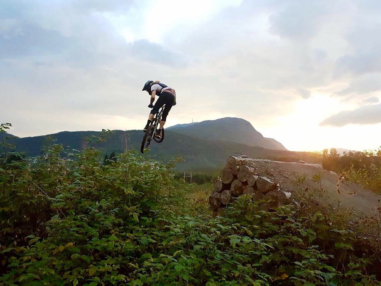 PÅ SYKKEL: Trygg Lindkjølen liker å sykle om sommeren. Og å kjøre ski. Og enda mer. PÅ SYKKEL: Trygg Lindkjølen liker å sykle om sommeren. Og å kjøre ski. Og enda mer.