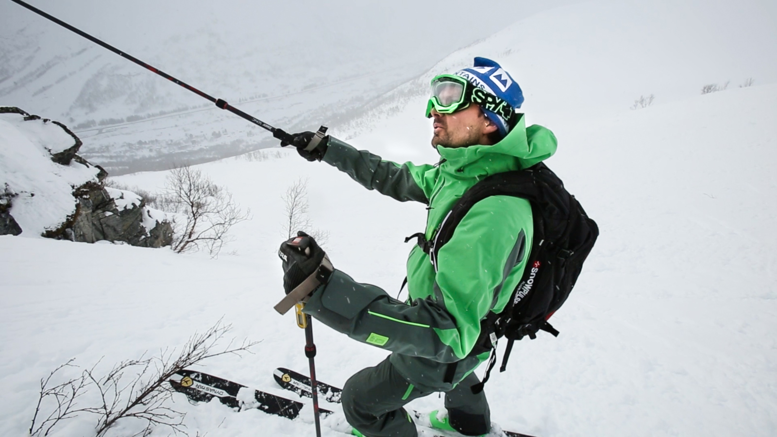 STAVER: Det pekes og forklares. Fredrik Luytkis prøver å få Carl Peder Engeset til å ta ned farta før han setter utfor en klippe på Strandafjellet. Bilde: Christian Nerdrum
