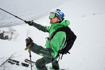 STAVER: Det pekes og forklares. Fredrik Luytkis prøver å få Carl Peder Engeset til å ta ned farta før han setter utfor en klippe på Strandafjellet. Bilde: Christian Nerdrum STAVER: Det pekes og forklares. Fredrik Luytkis prøver å få Carl Peder Engeset til å ta ned farta før han setter utfor en klippe på Strandafjellet. Bilde: Christian Nerdrum