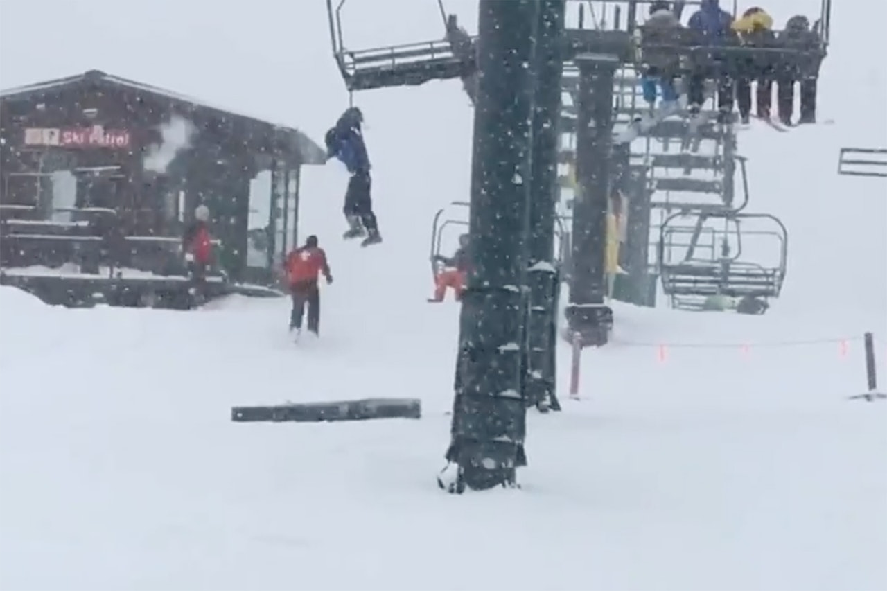 HANG FAST: En ung gutt ble hengende fast i stolheisen. Foto: Skjermdump HANG FAST: En ung gutt ble hengende fast i stolheisen. Foto: Skjermdump