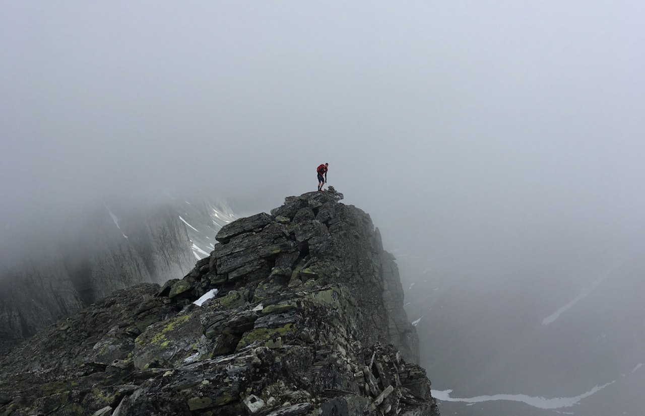 LANGT OG RASKT: Vemund Øvstehage og Martin Otteraaen var på litt av en langtur i Rondane i juni. De besøkte hele fjorten 2000-meterstopper på 13,5 timer. LANGT OG RASKT: Vemund Øvstehage og Martin Otteraaen var på litt av en langtur i Rondane i juni. De besøkte hele fjorten 2000-meterstopper på 13,5 timer.