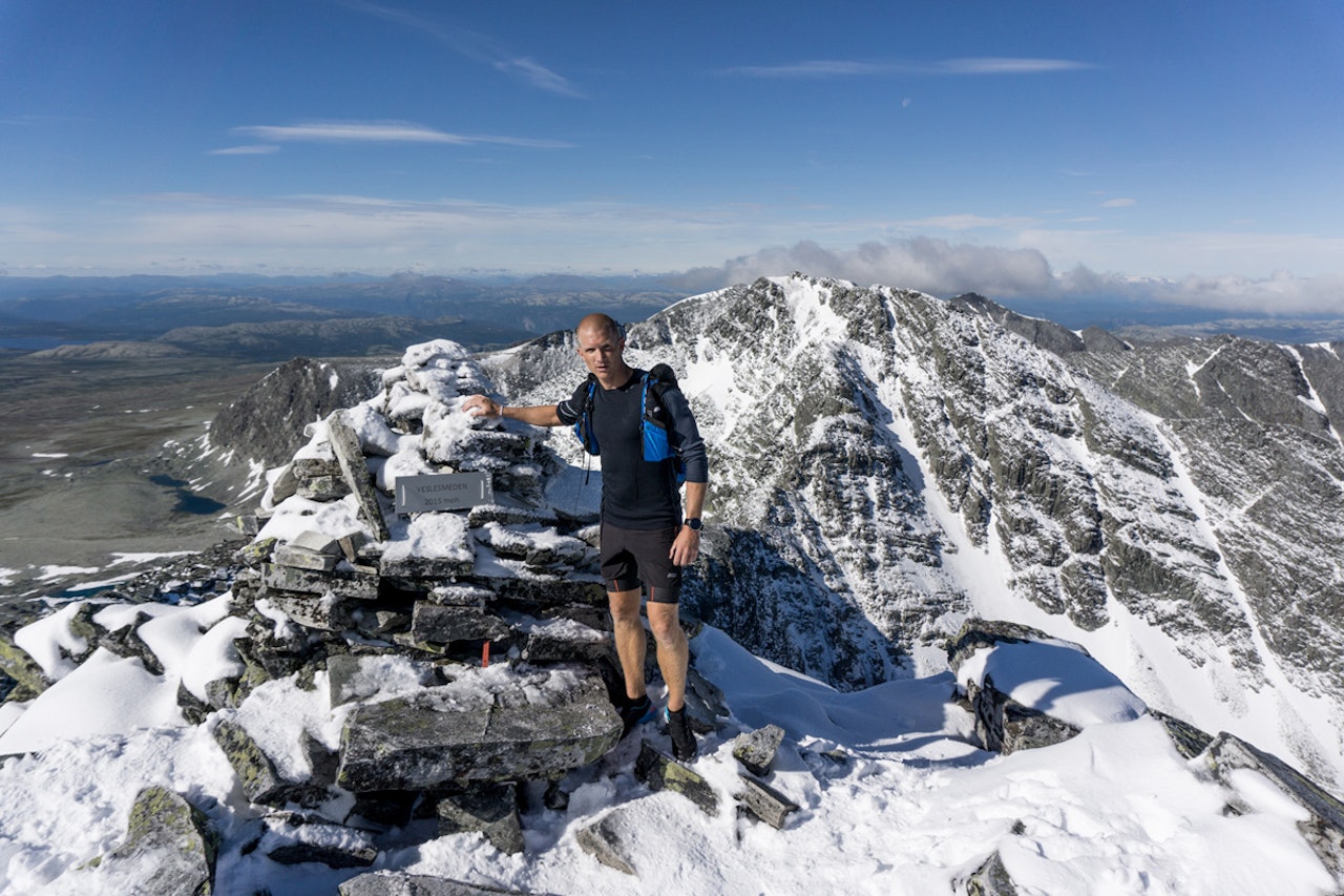 LANGTUR: Lasse Tufte på toppen av Veslesmeden, topp nummer en på turen, og ett av dagens høydepunkter. Foto: Øyvind Holsen Foss LANGTUR: Lasse Tufte på toppen av Veslesmeden, topp nummer en på turen, og ett av dagens høydepunkter. Foto: Øyvind Holsen Foss