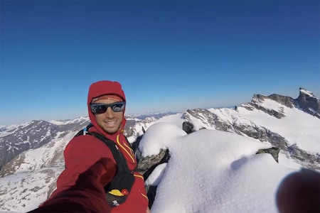 TOPPER: Kilian Jornet på toppen av Kvanndalstind. Foto: Sjermdump TOPPER: Kilian Jornet på toppen av Kvanndalstind. Foto: Sjermdump