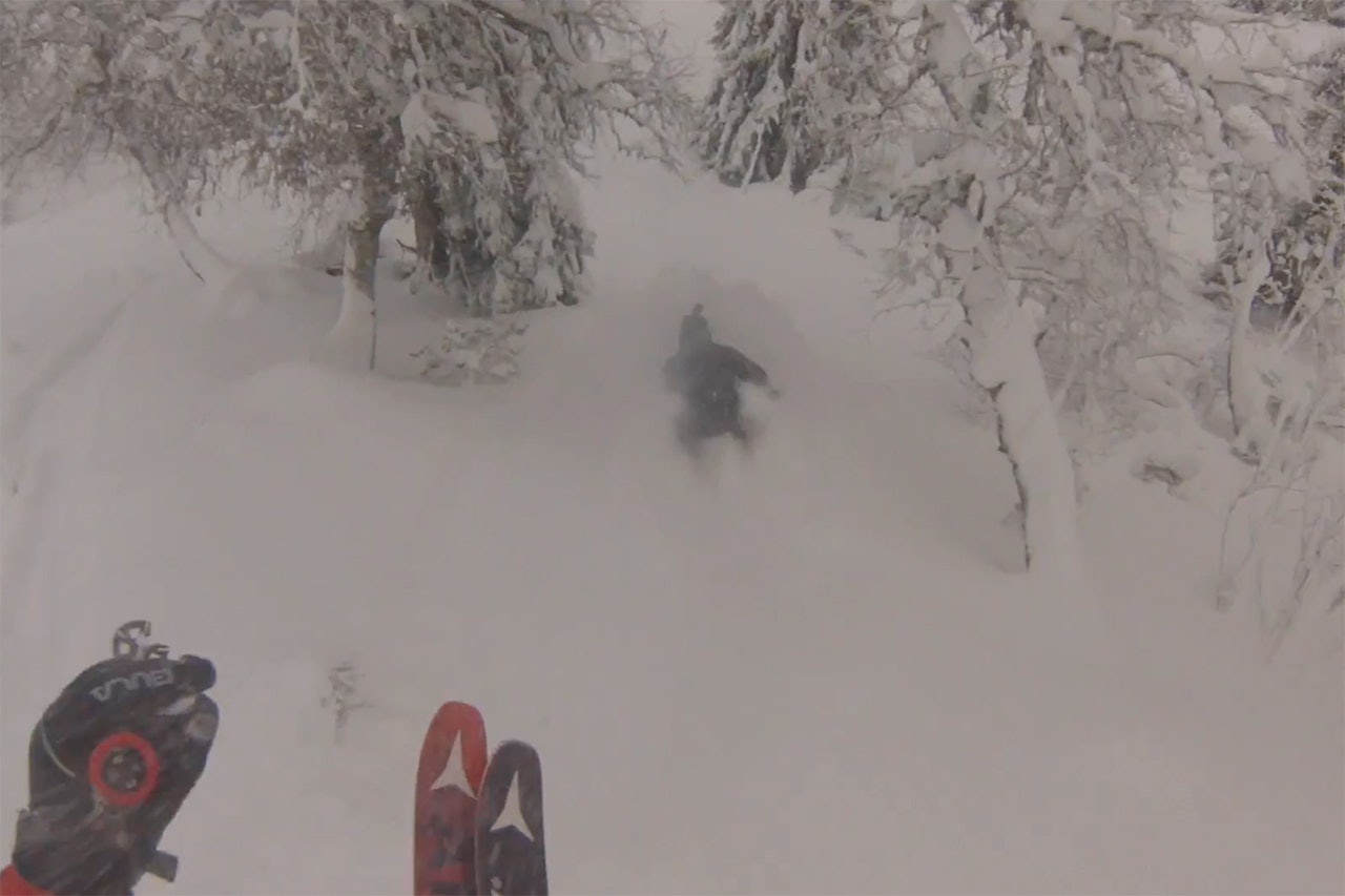 LEKER SEG: Se Klaus Finne utenfor parken. Foto: Skjermdump LEKER SEG: Se Klaus Finne utenfor parken. Foto: Skjermdump