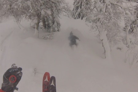 LEKER SEG: Se Klaus Finne utenfor parken. Foto: Skjermdump LEKER SEG: Se Klaus Finne utenfor parken. Foto: Skjermdump
