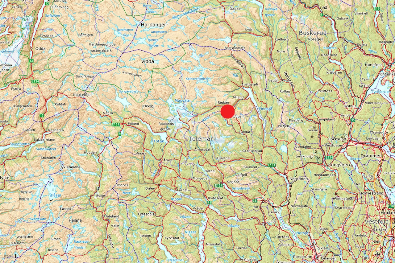 OMKOM: En britisk klatrer omkom på Gaustatoppen (rød prikk) mandag. Foto: Norgeskart