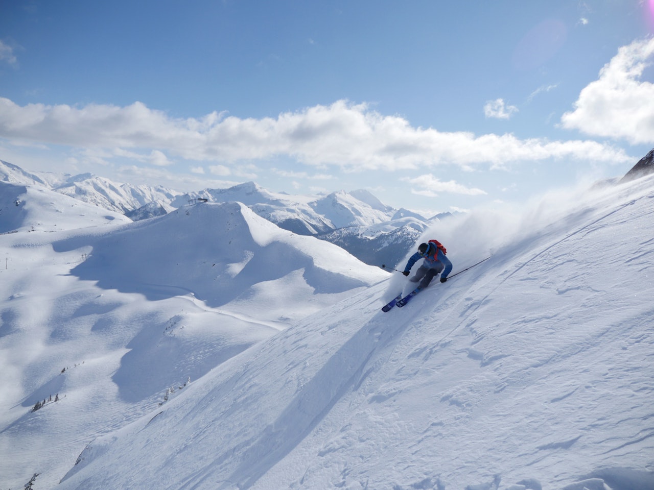 ENDELIG SOL: Robert Pallin Aaring drar på i terrenget over skisenteret i Whistler. Foto: Heidi Pallin Aaring ENDELIG SOL: Robert Pallin Aaring drar på i terrenget over skisenteret i Whistler. Foto: Heidi Pallin Aaring