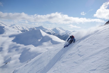 ENDELIG SOL: Robert Pallin Aaring drar på i terrenget over skisenteret i Whistler. Foto: Heidi Pallin Aaring