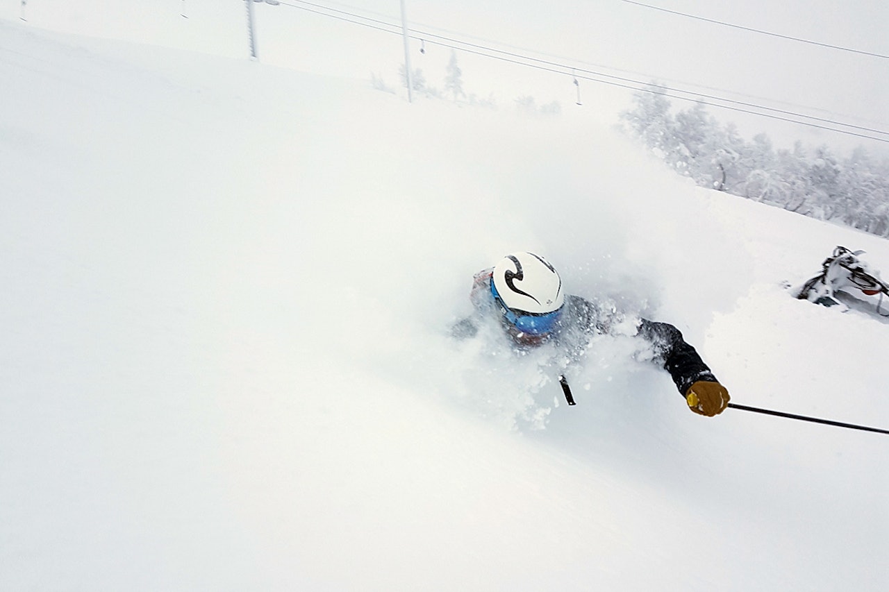 NYSNØ: Nesten en meter nysnø på Stryn betyr leking i snøen. Foto: Pål Olav Skåre Stryn pudder alpint ski snowboard topptur randonee loen skylift stryn vinterski sommerski folven nordfjord