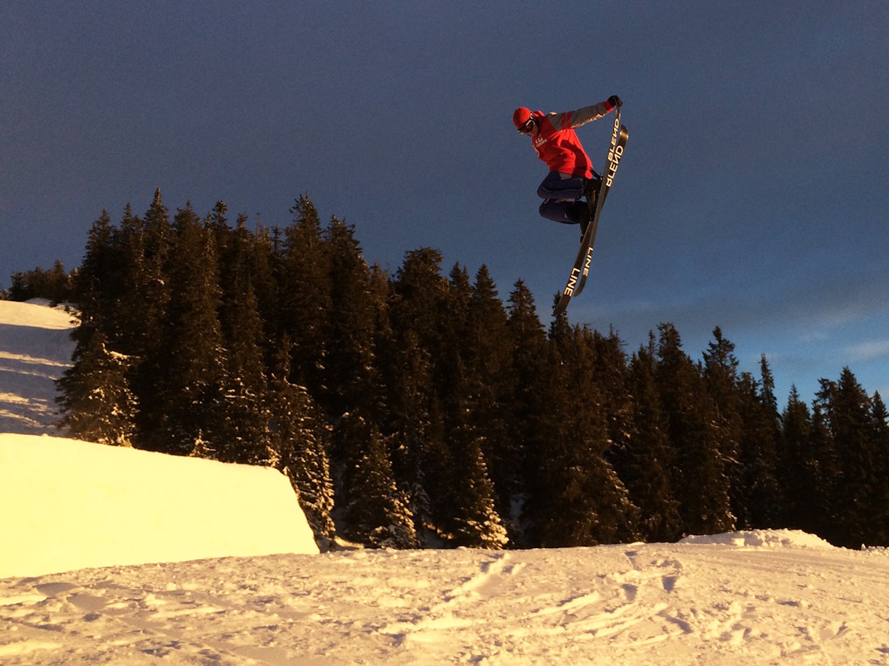 JULEBLOGGER: Andreas Amble er spesialist på trikset zerospin, som han gjør mer med det han selv mener er en slapp trailgrab. På Sjusjen må vite. Foto: Hans Petter Hval Sjusjøen skisenter