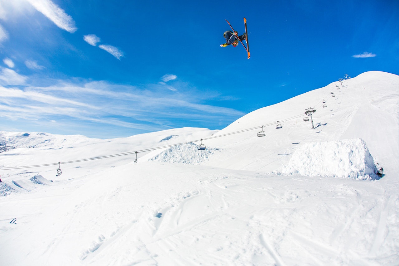 SOMMERKONKURRANSE HER: Dette svære hoppet i Myrkdalen har knapt nok blitt mindre siden dette bildet ble tatt i slutten av april. På fredag skal Klaus Finne (bildet)og en drøss andre råtasser kjøre big air-konkurranse her. Foto: Andreas Løve Storm Fausko SOMMERKONKURRANSE HER: Dette svære hoppet i Myrkdalen har knapt nok blitt mindre siden dette bildet ble tatt i slutten av april. På fredag skal Klaus Finne (bildet)og en drøss andre råtasser kjøre big air-konkurranse her. Foto: Andreas Løve Storm Fausko
