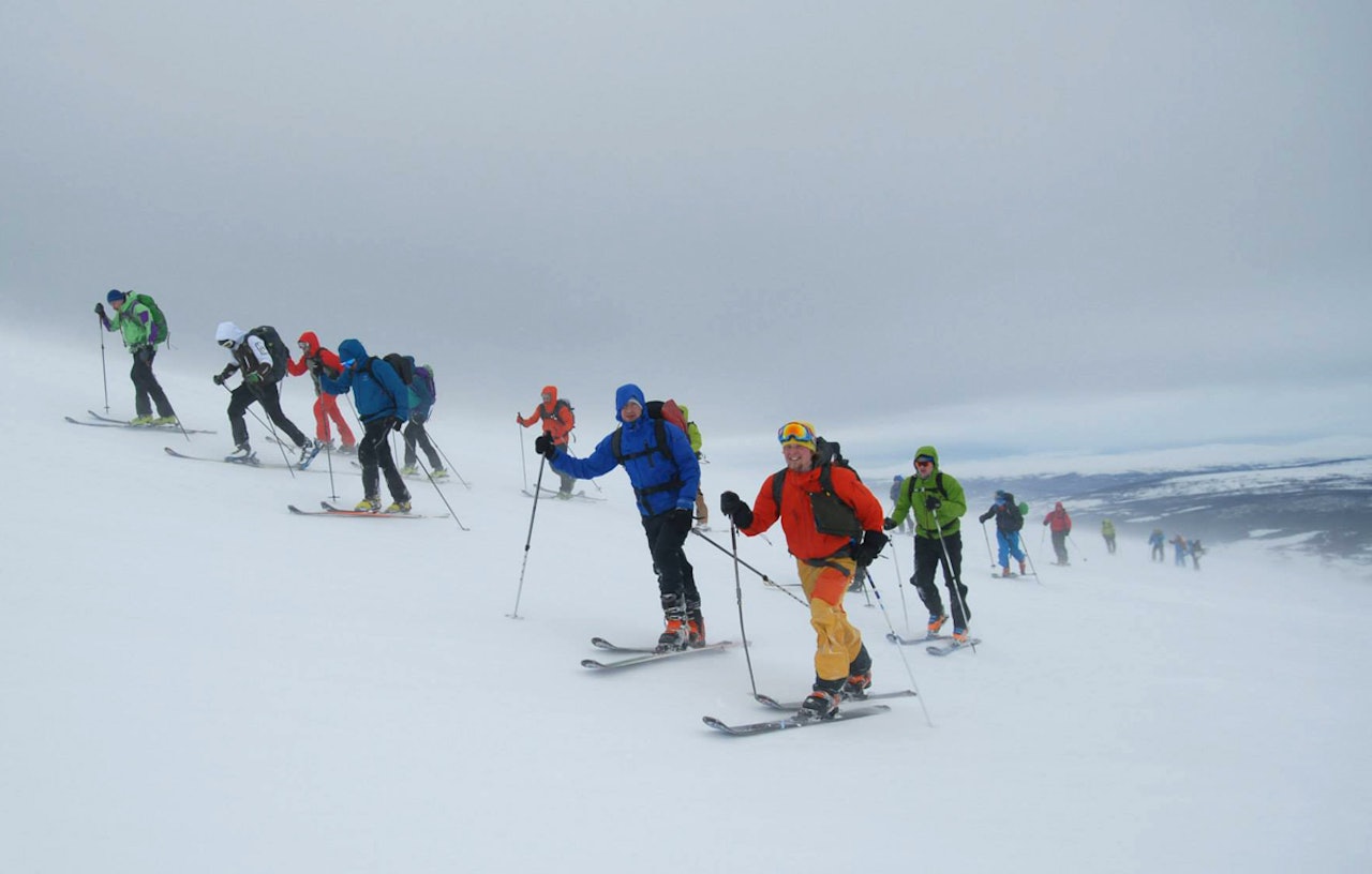 ARVEN ETTER OLE: Ole Simensen var svært opptatt av å arrangere turer og rekruttere folk til utendørs aktiviteter i Os i Hedmark. Nå videreføres engasjementet hans i gruppa BaseCamp Os, etter at Ole omkom i snøskred i Øksendalen i april 2014. Oles gode venn Eirik Bækken (nærmest kamera) er en av initiativtakerne. Foto: BaseCamp Os ARVEN ETTER OLE: Ole Simensen var svært opptatt av å arrangere turer og rekruttere folk til utendørs aktiviteter i Os i Hedmark. Nå videreføres engasjementet hans i gruppa BaseCamp Os, etter at Ole omkom i snøskred i Øksendalen i april 2014. Oles gode venn Eirik Bækken (nærmest kamera) er en av initiativtakerne. Foto: BaseCamp Os