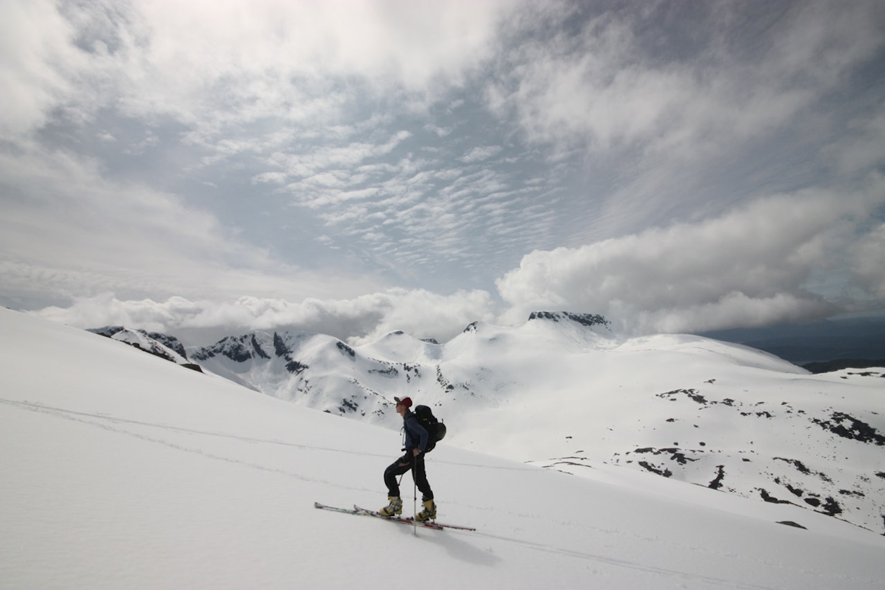 SKIFØRET HOLDER STAND: Geir Nes tar seg en pust i bakken opp mot Hestabotnpynten, mens han nyter omgivelsene med blant annet Melderskin, Omnatind og Bjørndalstindene i bakgrunnen. Foto: Cato Leganger SKIFØRET HOLDER STAND: Geir Nes tar seg en pust i bakken opp mot Hestabotnpynten, mens han nyter omgivelsene med blant annet Melderskin, Omnatind og Bjørndalstindene i bakgrunnen. Foto: Cato Leganger