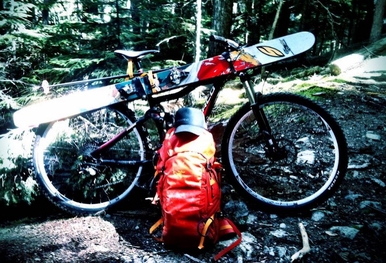 FINNES DET BEDRE MÅTER FOR SYKKELFRAKT PÅ SKI? Sånn gjør Eric Hjorleifson det. Men vår gjest mener han har bedre alternativ. FINNES DET BEDRE MÅTER FOR SYKKELFRAKT PÅ SKI? Sånn gjør Eric Hjorleifson det. Men vår gjest mener han har bedre alternativ.