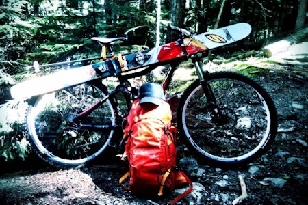 FINNES DET BEDRE MÅTER FOR SYKKELFRAKT PÅ SKI? Sånn gjør Eric Hjorleifson det. Men vår gjest mener han har bedre alternativ. FINNES DET BEDRE MÅTER FOR SYKKELFRAKT PÅ SKI? Sånn gjør Eric Hjorleifson det. Men vår gjest mener han har bedre alternativ.