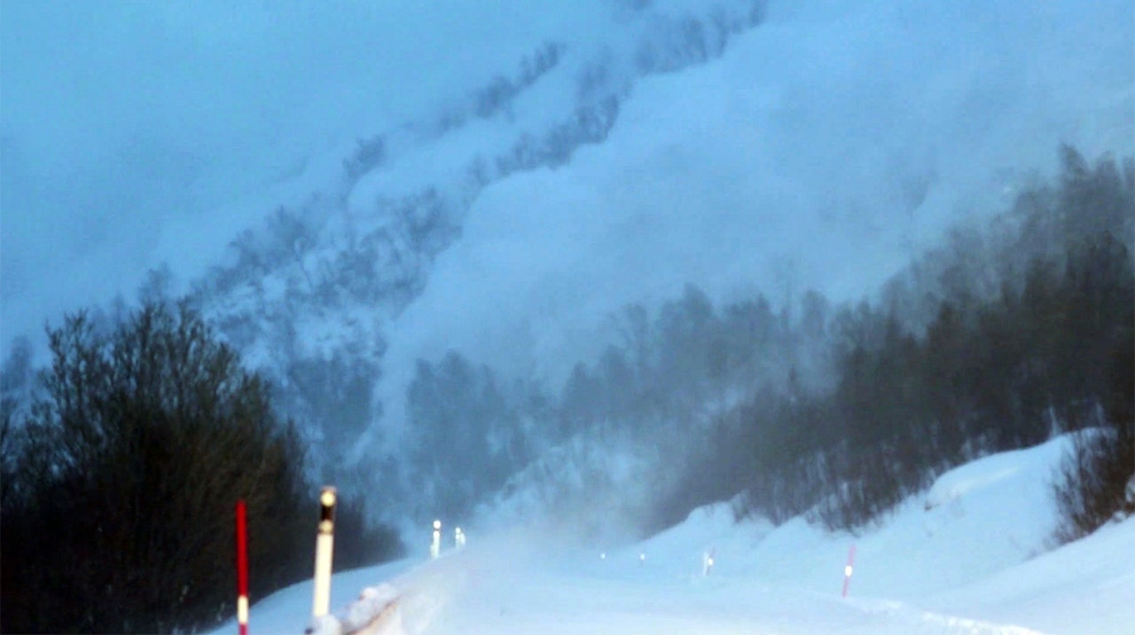 MASSIVT: Det fjernutløste snøskredet i filmen er over 400 meter bredt. MASSIVT: Det fjernutløste snøskredet i filmen er over 400 meter bredt.