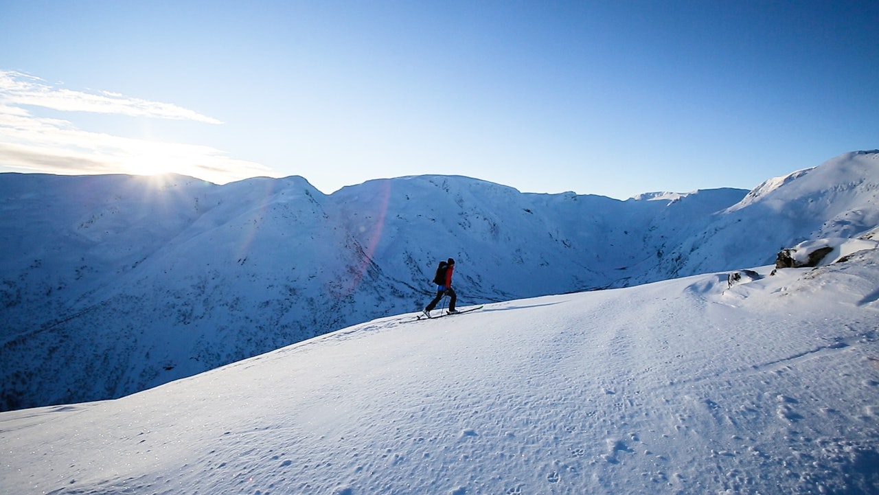 OPPTUREN: Bård Smestad på vei opp Togga i Sogndalsdalen for to helger siden under innspillingen av den nye serien Toppturfeber. Bilde: Christian Nerdrum OPPTUREN: Bård Smestad på vei opp Togga i Sogndalsdalen for to helger siden under innspillingen av den nye serien Toppturfeber. Bilde: Christian Nerdrum
