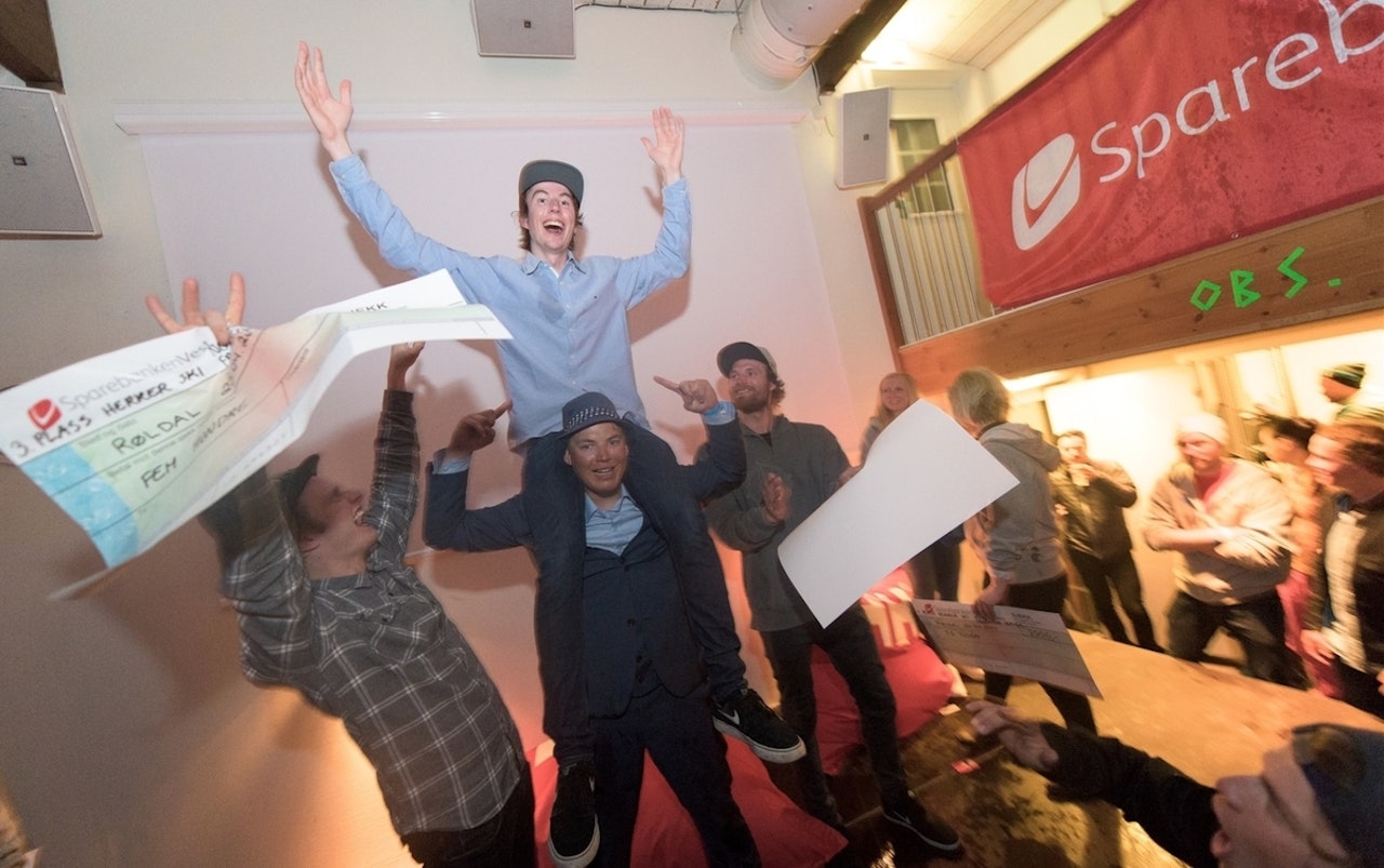 PALLEN: Simon Rød (på skuldrene) vant årets Norgescup foran Tobias Bjønnes (t.h) og Petter Hørthe (t.v.). Foto: Andreas Anderson PALLEN: Simon Rød (på skuldrene) vant årets Norgescup foran Tobias Bjønnes (t.h) og Petter Hørthe (t.v.). Foto: Andreas Anderson