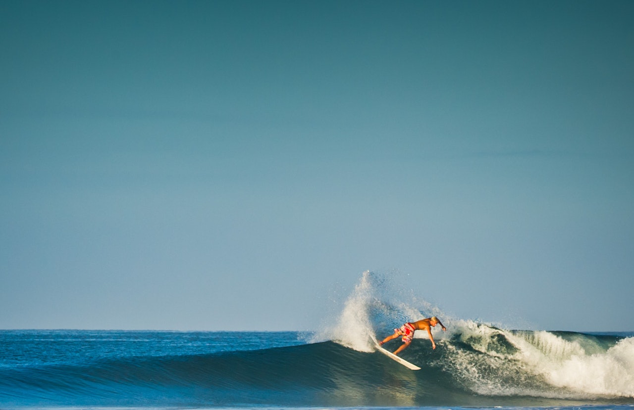ENDELØS SOMMER: Sjekk ut den legendariske surffilmen Endless Summer, så skjønner du hvorfor svenske Timothy Latte falt pladask for Costa Rica. Det kan være mye folk i vannet, men Tim har funnet sin egen høyrebølge på Playa Hermosa, der norske Lapoint satte opp en ny surfcamp for noen år siden. Bilde: Christian Houge ENDELØS SOMMER: Sjekk ut den legendariske surffilmen Endless Summer, så skjønner du hvorfor svenske Timothy Latte falt pladask for Costa Rica. Det kan være mye folk i vannet, men Tim har funnet sin egen høyrebølge på Playa Hermosa, der norske Lapoint satte opp en ny surfcamp for noen år siden. Bilde: Christian Houge