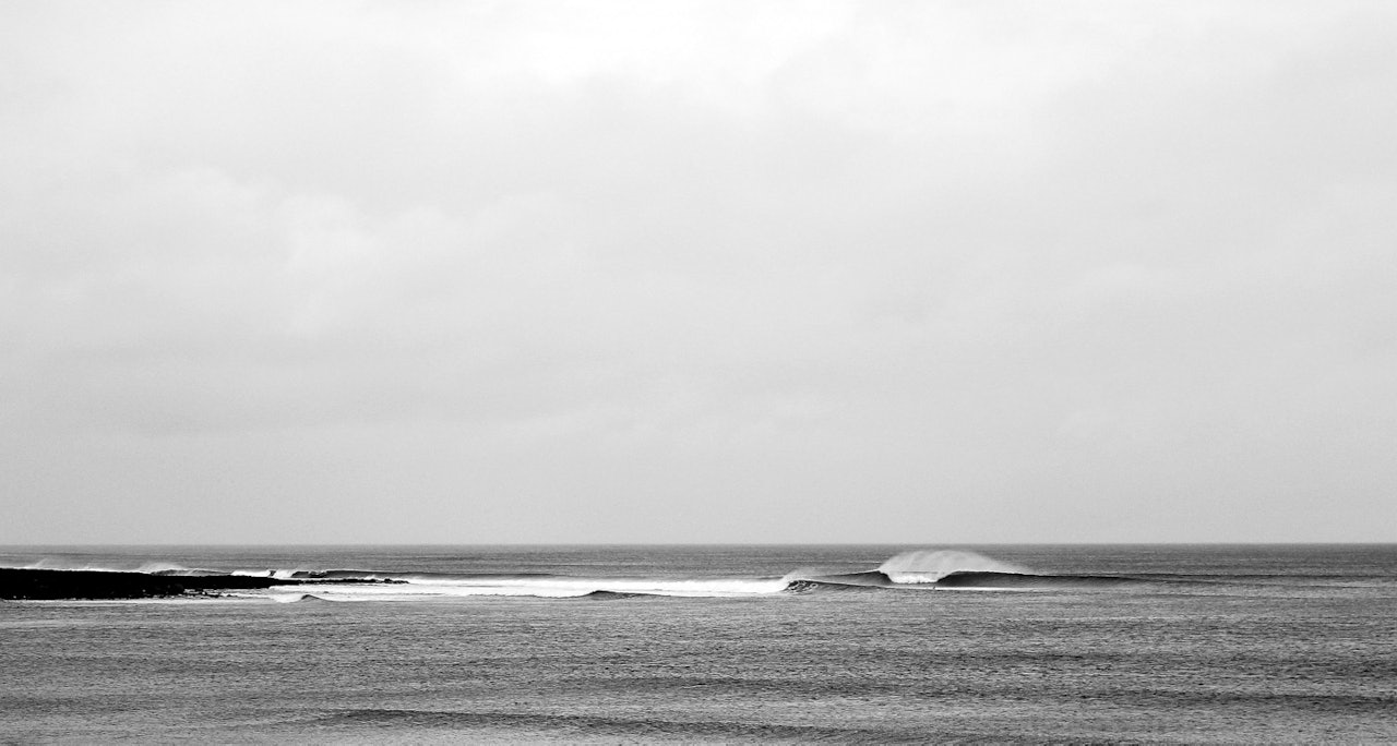LITE FOLK: Irske surfere kan klage på mye vind, kaldt vann og store tidevannsforskjeller. Samtidig er det også grunnen til at du ofte surfer alene på dager som dette. Bilde: Jostein Robstad LITE FOLK: Irske surfere kan klage på mye vind, kaldt vann og store tidevannsforskjeller. Samtidig er det også grunnen til at du ofte surfer alene på dager som dette. Bilde: Jostein Robstad