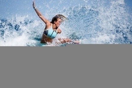 RØRER: Bethany Hamiltons surfprestasjoner ryster hele surfverden. Foto: Privat / Mike Coots
