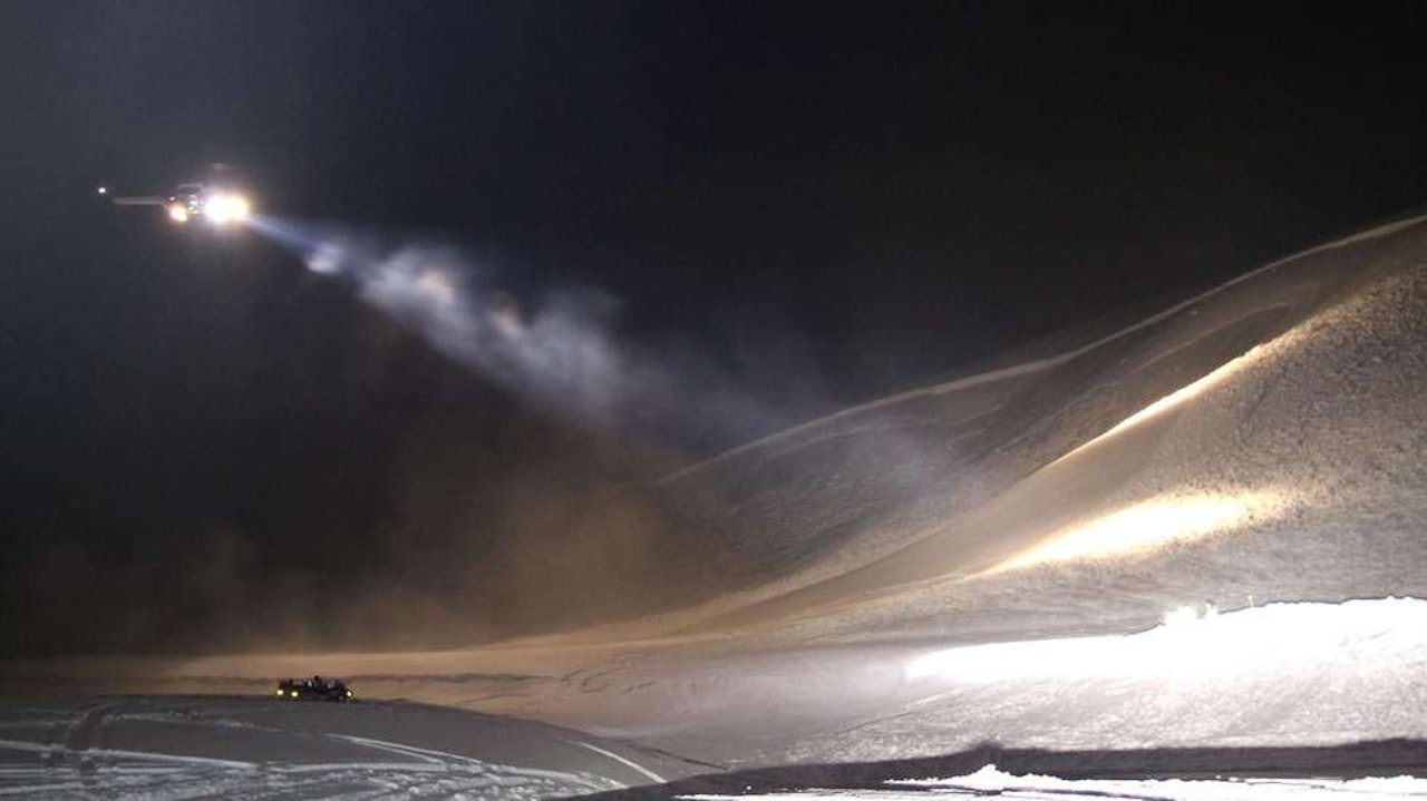 STORT SKRED: Snøskredet gikk over skuterløypa i dalen. Foto: Sysselmannen på Svalbard STORT SKRED: Snøskredet gikk over skuterløypa i dalen. Foto: Sysselmannen på Svalbard