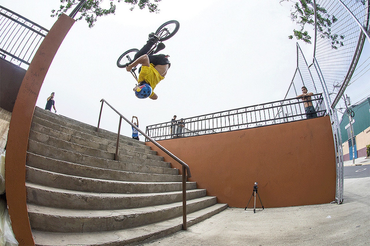 VERDENS FØRSTE: Her blir han verdens første som tar backflip ned en trapp. Foto: Skjermdump VERDENS FØRSTE: Her blir han verdens første som tar backflip ned en trapp. Foto: Skjermdump