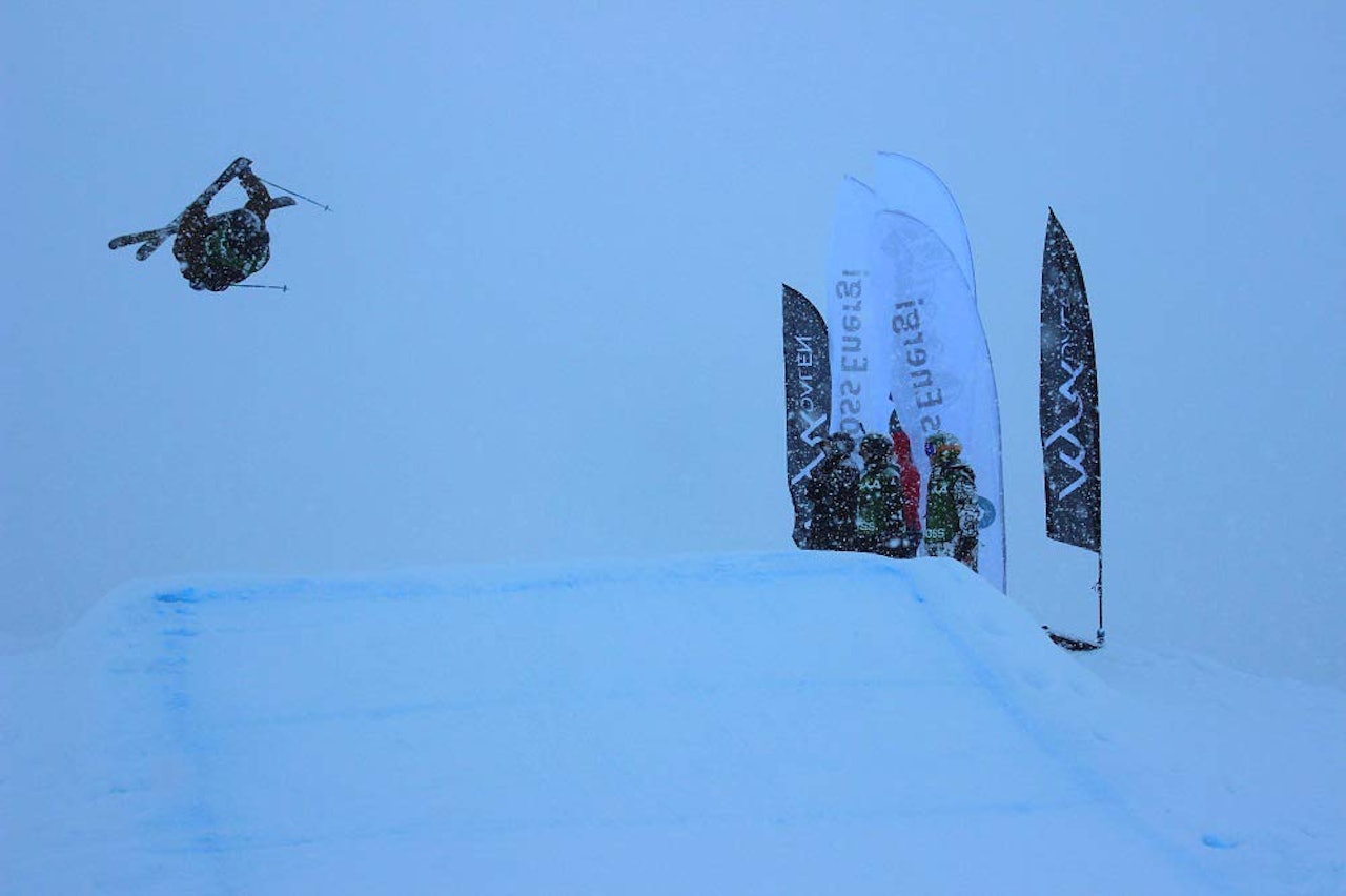 BIG AIR I SNØDREVET: Stor deltagelse og høyt nivå i Myrkdalen, selv om været gjorde hoppinga utfordrende. Foto: TC Øye BIG AIR I SNØDREVET: Stor deltagelse og høyt nivå i Myrkdalen, selv om været gjorde hoppinga utfordrende. Foto: TC Øye