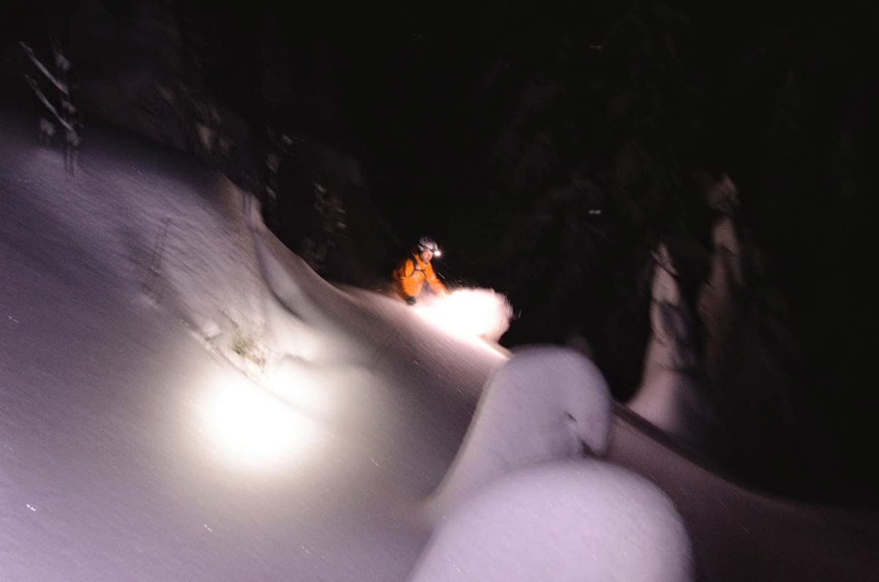 PUDDER TIL KVELDS: Heine Sirhaug pumper totenpudder i mørket på Totenåsen. Dato er 22. januar 2015. Foto: Tore Klevenberg