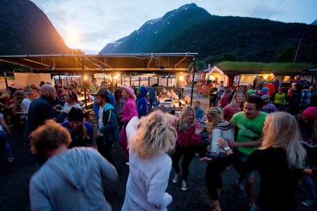 Bli med på Atomic Afterski på Folven Café lørdag kl 16.00!  FY FOLVEN: En av sommerens store festivalhøydepunkter er Strynefestivalen. I år arrangeres festivalen på Stryn fra 11. – 14. juni. Bilde: Vegard Breie