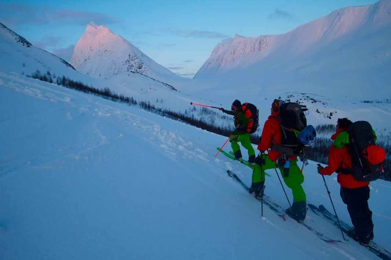 VANVITTIG TUR: Ni dager brukte gjengen på å gå Lyngsalpene på langs fra sør til nord. Skikjøring i ypperste verdensklasse er inkludert. Foto: Vegard Rye VANVITTIG TUR: Ni dager brukte gjengen på å gå Lyngsalpene på langs fra sør til nord. Skikjøring i ypperste verdensklasse er inkludert. Foto: Vegard Rye