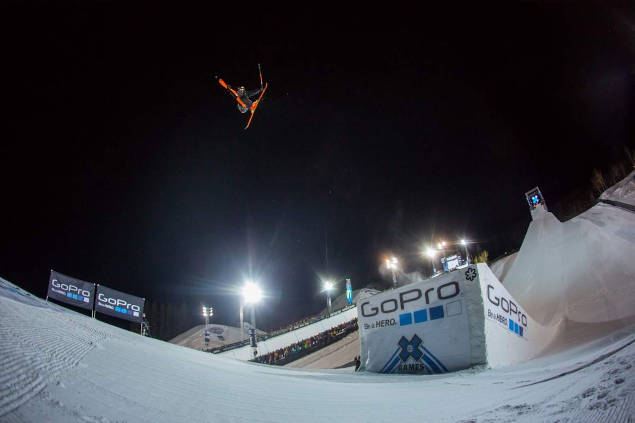 BEINKNEKKER: Det var ingen trippelcork som tok seieren i dag, men noen vanvittige grabs av typen man bør slippe i god tid før landing, signert Vincent Gagnier. Foto: Matt Morning BEINKNEKKER: Det var ingen trippelcork som tok seieren i dag, men noen vanvittige grabs av typen man bør slippe i god tid før landing, signert Vincent Gagnier. Foto: Matt Morning
