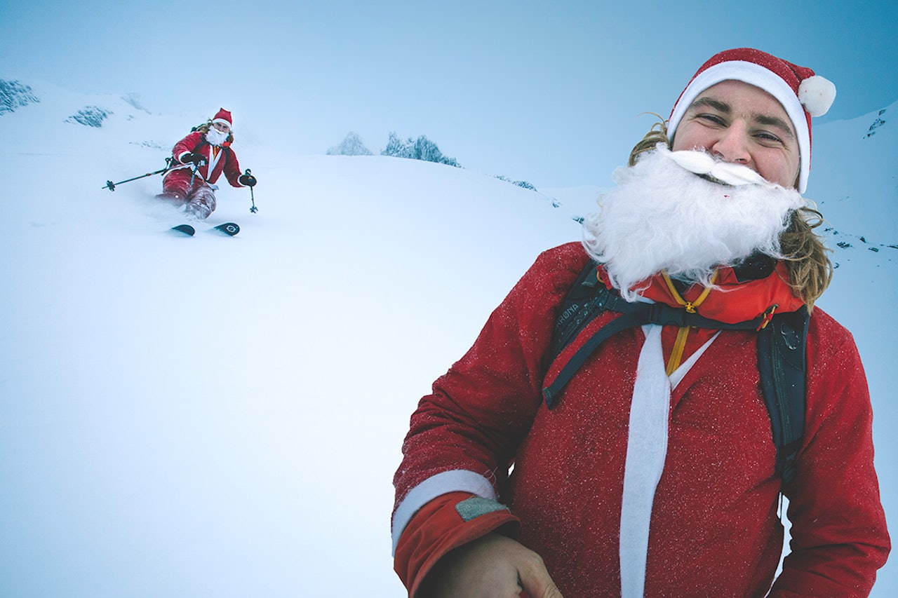 NISSEN: Matias Myklebust tok med seg nissedrakten til Sunnmørsalpene. Foto: Matias Myklebust NISSEN: Matias Myklebust tok med seg nissedrakten til Sunnmørsalpene. Foto: Matias Myklebust