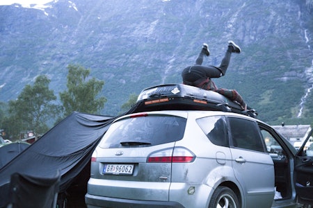 FOLVEN: Hvem er dette og hva slags telt-løsning er det egentlig på sida der? Svaret får du i ukas pod. FOLVEN: Hvem er dette og hva slags telt-løsning er det egentlig på sida der? Svaret får du i ukas pod.