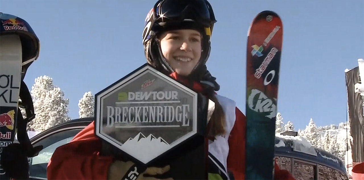 FØRSTEPLASS: Her mottar Kelly Sildaru beviste på Dew Tour-seieren. Foto: Skjermdump FØRSTEPLASS: Her mottar Kelly Sildaru beviste på Dew Tour-seieren. Foto: Skjermdump