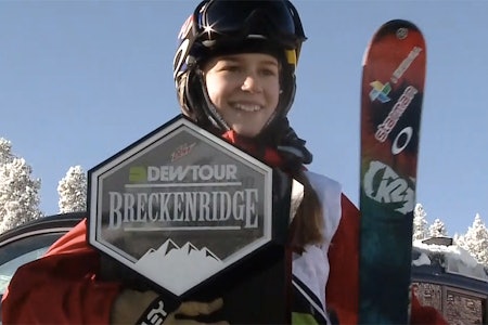 FØRSTEPLASS: Her mottar Kelly Sildaru beviste på Dew Tour-seieren. Foto: Skjermdump FØRSTEPLASS: Her mottar Kelly Sildaru beviste på Dew Tour-seieren. Foto: Skjermdump