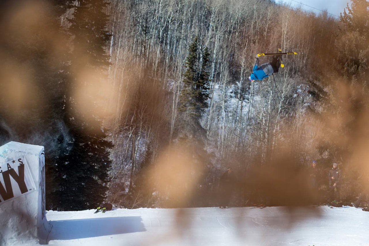 FIKK UFORSTÅELIG SLAKT: Øystein Bråten grabba av seg skia i siste hopp i første run, men han landet sitt siste forsøk -uten at det førte med seg noen finaleplass i dag. De færreste forsto seg på den lave poengsummen. Foto: ESPN FIKK UFORSTÅELIG SLAKT: Øystein Bråten grabba av seg skia i siste hopp i første run, men han landet sitt siste forsøk -uten at det førte med seg noen finaleplass i dag. De færreste forsto seg på den lave poengsummen. Foto: ESPN